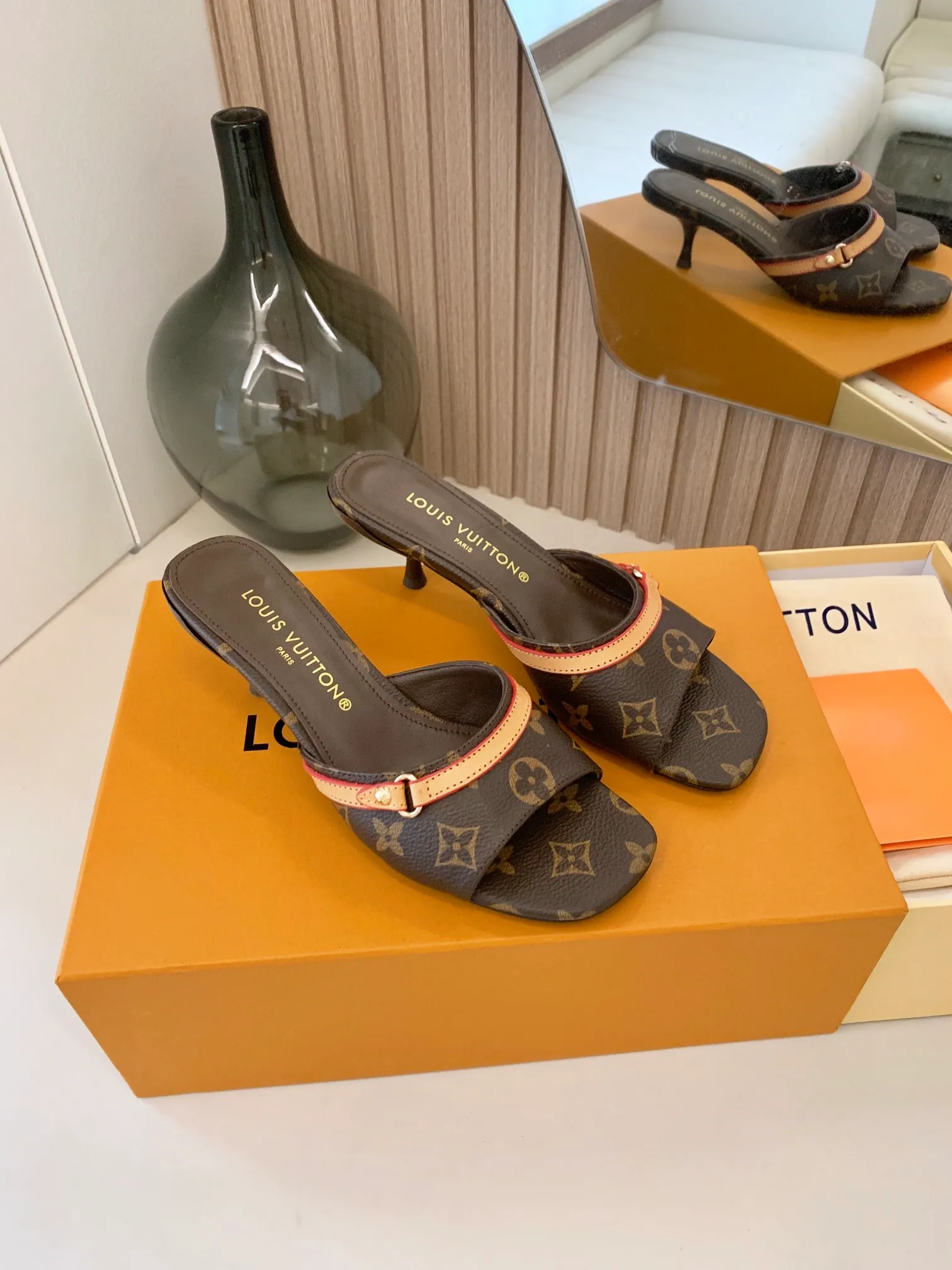 👟👟Ex-factory price 440👟👟 LV ss24 new arrival～Spring and summer single cat heels. The brown leather with tannin color is so brilliant! The perfect kitten heel, which is just right, is high-end, classic, sexy and comfortable, and it has full marks for summer shoes 💯 It is a must-have item to match! Material: Denim➕Cow leather Lining: Full sheepskin for foot pads Outsole: Genuine leather outsole Shoe size: 34-40